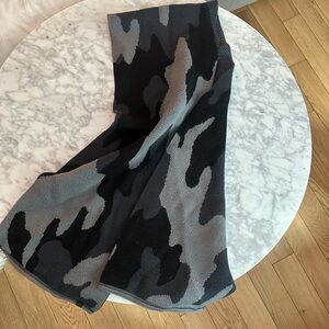 Lululemon Oversized Black And Gray Jacquard Scarf